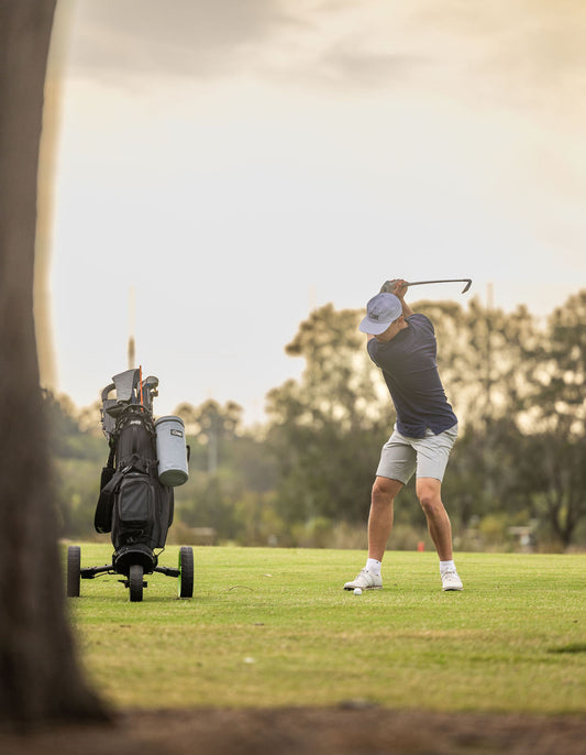 Tuube Cooler Bag 2.0 Grey - Man swinging on the course with a cooler attached to a golf bag on the side