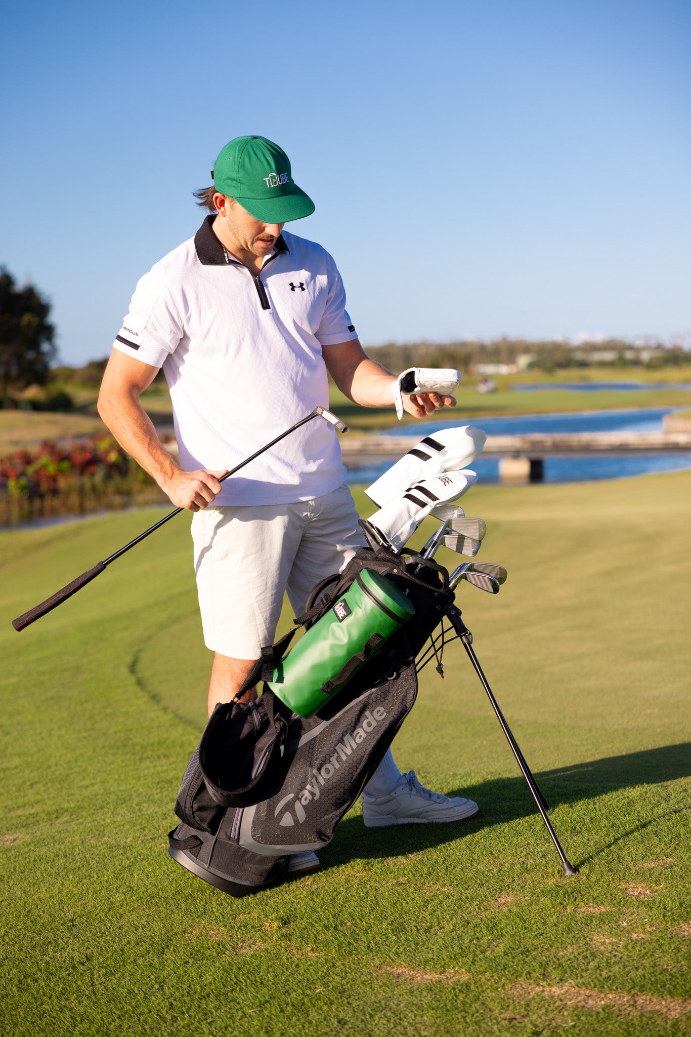 Tuube putter head cover - Golfer putting putter in cover view