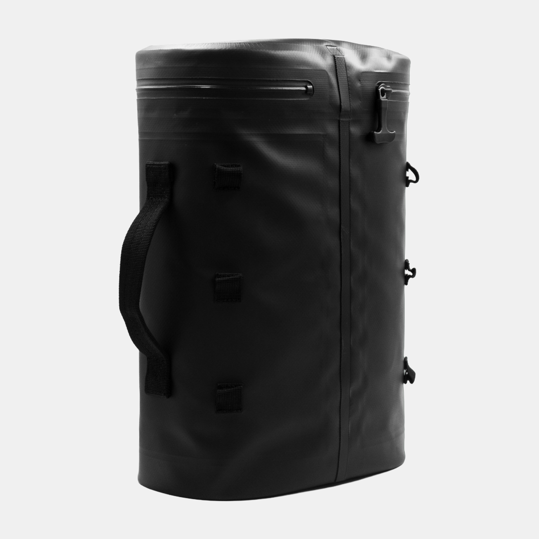 Leakproof zipper close-up on Tuube Weekender 8L black cooler bag, 100% watertight PVC tarpaulin construction for outdoor use