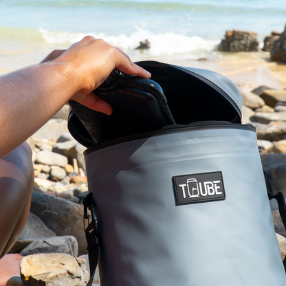 Grey Tuube Weekender 8L cooler bag keeping ice solid for 5 hours, 8mm NBR insulation and leakproof zip seal shown in feature close-up