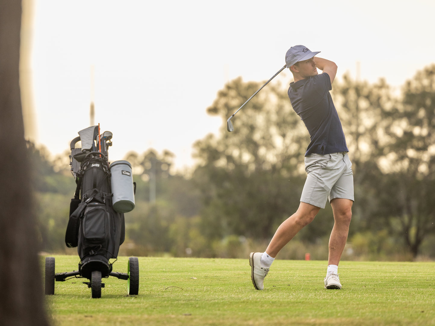 Tuube cooler bag - Grey - Attached to golf bag