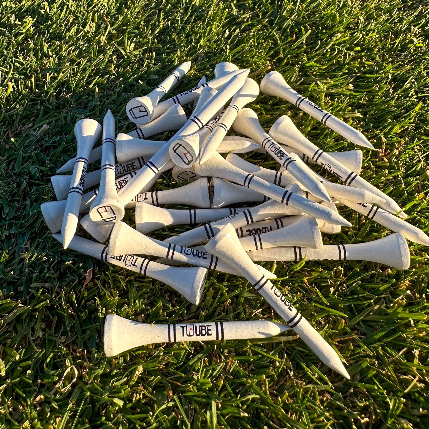 Tuube 54mm short golf tees 25-pack product shot, durable plastic tees ideal for irons and fairway woods, Tuube-branded